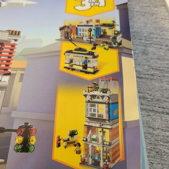 Lego Creator 3 in 1 Townhouse Pet Shop & Café 31097 - Picture 8 of 8